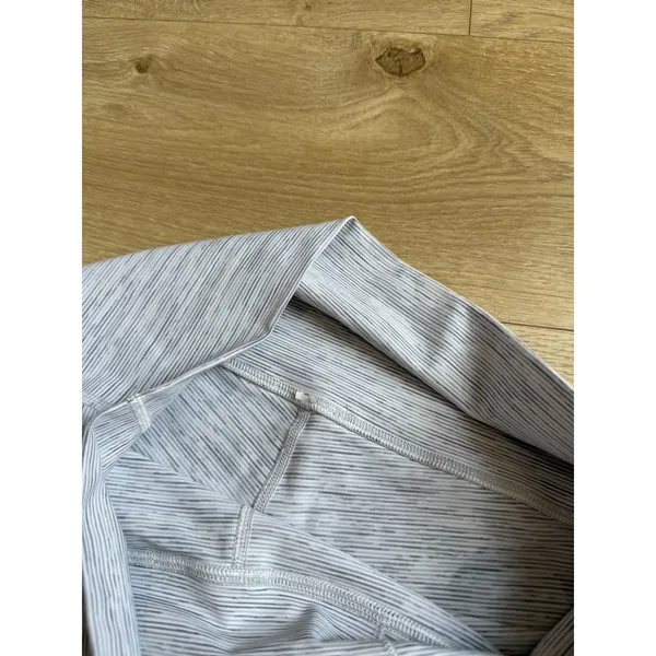 Lululemon Women Wunder Under CROP 22" inseam Luxtreme WAGG White Print Size 10 - Image 8