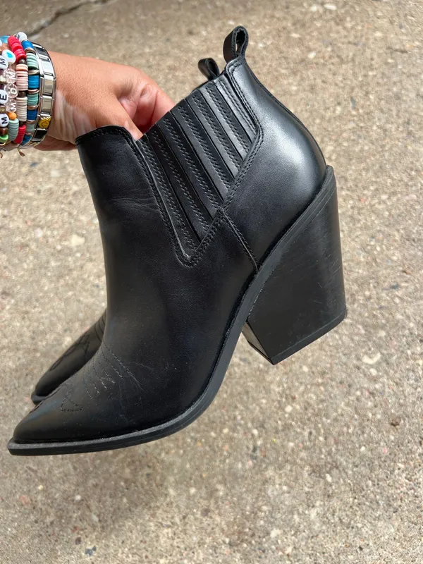 Franco sarto block heel leather ankle boots size 8.5 - Image 3