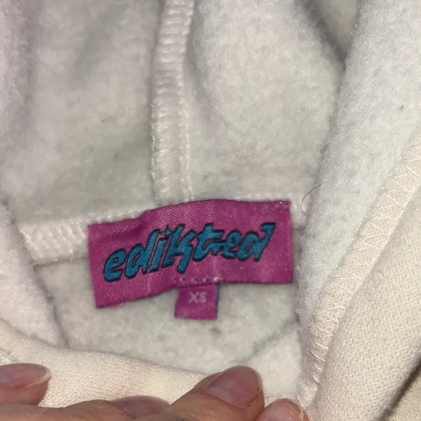 Edikted Cream Crewneck Hoodie with Distressed Blue '98' Patch - Image 3