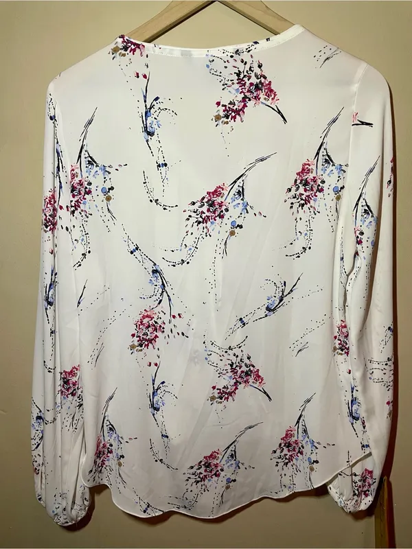 White House Black Market White Floral Ruffle Tie-Front Blouse size 6 - Image 2