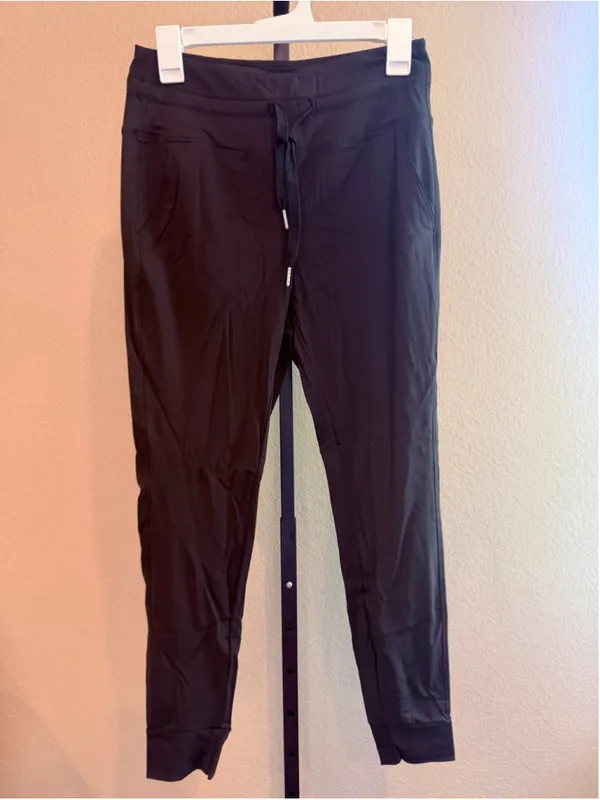 Size M (Petite) Halara High Waisted Drawstring Side Pocket Plain Joggers - Image 3