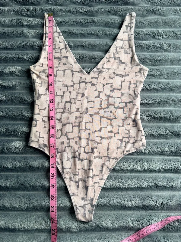 Babaton Aritzia Contour Double V Bodysuit Size S Abstract Print Dopamine Y2K - Image 5