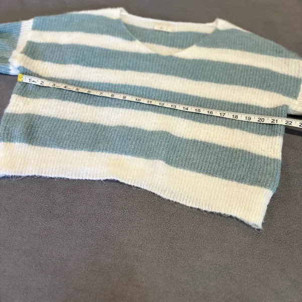 Uncharted Threads Sz: M Cropped Dusty Blue White Striped Vneck Pullover Sweater. - Image 3