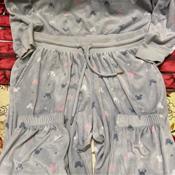 Disney Women’s fleece pajama set M - Image 5