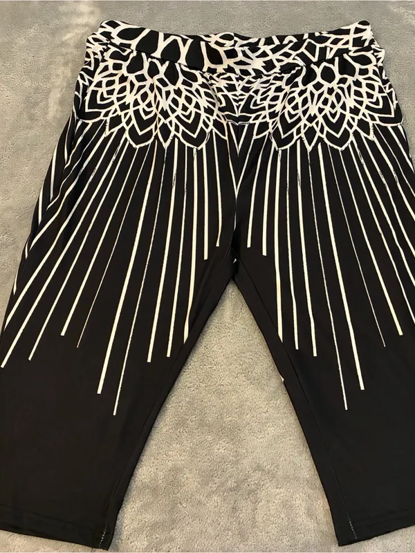 Women’s Capri Black/White Leggings Size XXL - Image 13