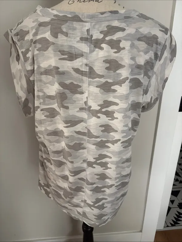 Banana Republic XL Gray & White Camo Short Sleeve Tee - Image 3