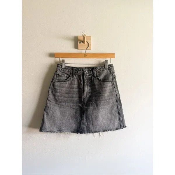 Abercrombie & Fitch Grey Denim Mini Skirt Size 25 - Image 4