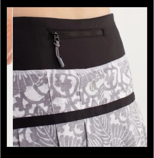 lululemon athletica Black and Gray Skort Size 6 RARE! - Image 3