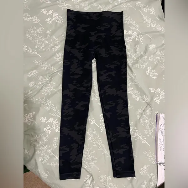 SPANX Look At Me Now Seamless Black Camouflage Leggings Sz M - Image 5