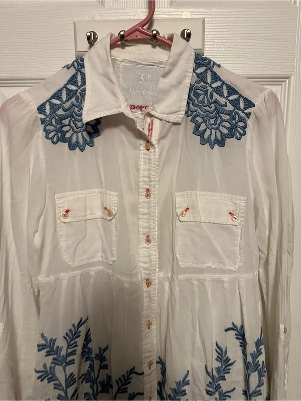 Johnny Was White Button-Front Shirt with Blue Floral Embroidery - Image 3