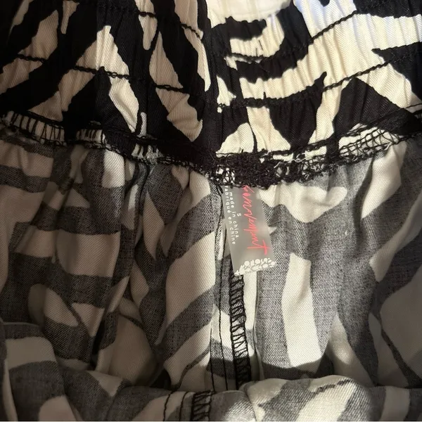 Free people gorgeous shorts double layer NWT small - Image 2