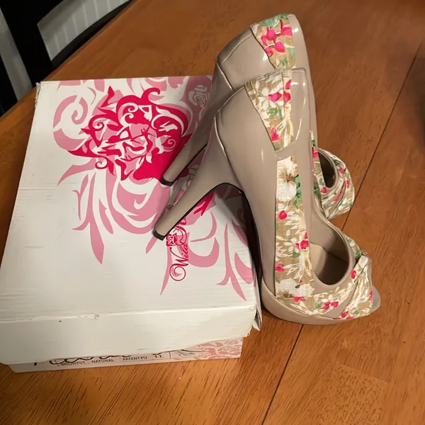 Wild Rose platform pumps with flower details - Image 4