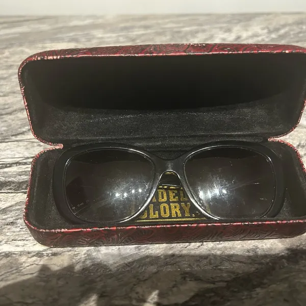 Vera Wang Black Sunglasses - Image 8