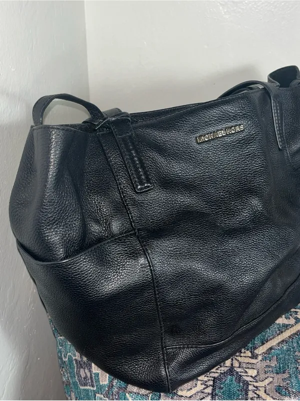 MICHAEL Michael Kors Black Pebbled Leather Shoulder Tote with Gold Logo - Image 2