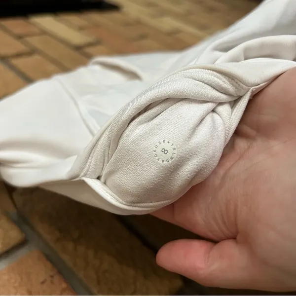 Lululemon Mesh In Motion Crop 23" White Athletic Leggings Size 8 - Image 6