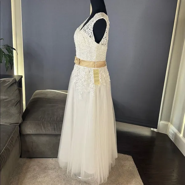 Women’s White Sleeveless V-Neck Wedding Dress Lace Applique Zip Back Size M NWT - Image 5