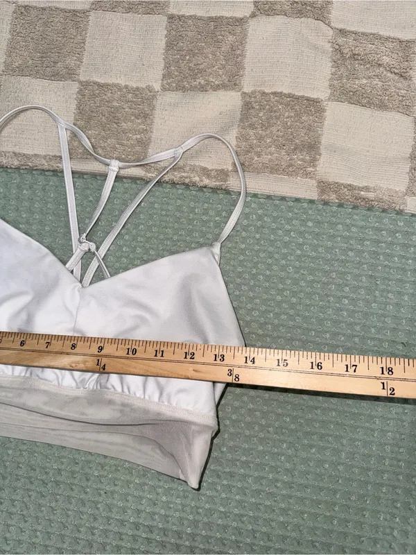 Alo‎ Yoga Lavish sports bra size L - Image 2