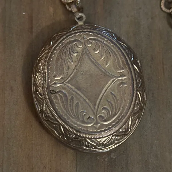 Vintage Large Locket Pendant Necklace Gold - Image 5