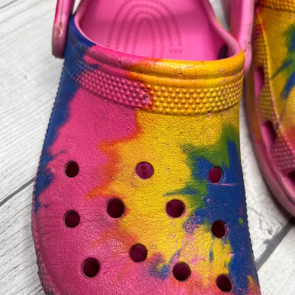 Crocs Classic Tie Dye Graphic Clog Electric Pink Multicolor Shoes Size 6 - Image 4
