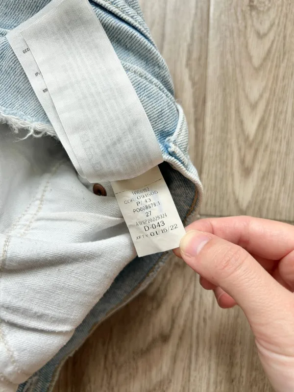 Abercrombie & Fitch The Mom Short Mid Rise Light Wash Distressed Size 27 - Image 8