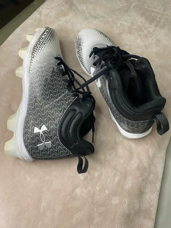 Under Armour Football Cleats Shoes Men's 8.5 - Image 4