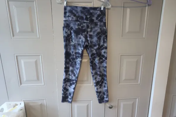 Athleta tie dye leggings Salutation Stash Pocket Tight Leggings Workout Stretch in blue size small. - Image 2