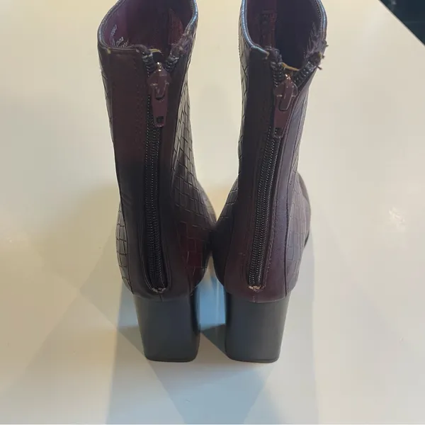 Journee Collection Women’s Boots Size 9 Wine Square Toe Block Heel Back Zip Up - Image 10