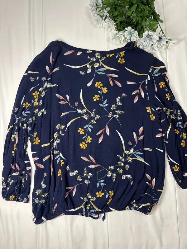Free Kisses Navy Floral Button Front Blouse Boho Tie Hem Top Fit like a Size L - Image 5