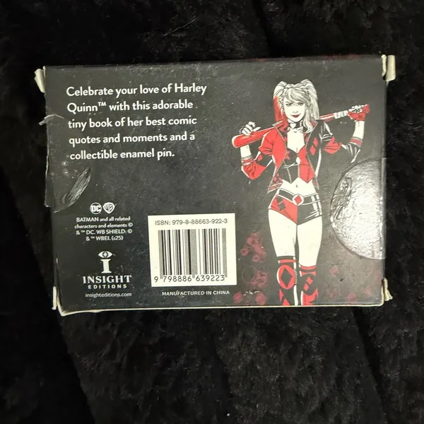 DC Comics: Harley Quinn Tiny Book and Pin Set. - Image 3