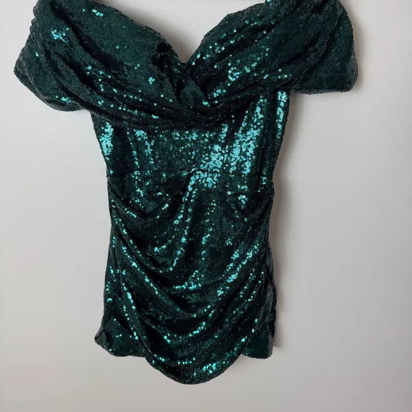 Ellae Lisque I'm the Gift Emerald‎ Green Off Shoulder Sequin Mini Dress Medium - Image 6