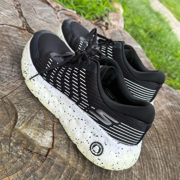 Sketchers GoRun Women’s Black And White Sneaker size 10 - Image 4