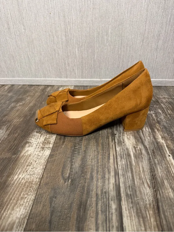 Benassal Women's Tan Block Heel Pumps with Bow and Metal Accent Size 8.5 - Image 9