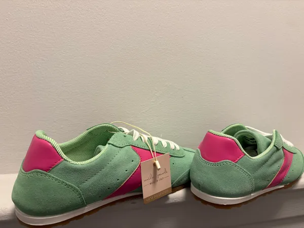 NWOB Mila Paoli Sneakers Size 6.5 - Image 3