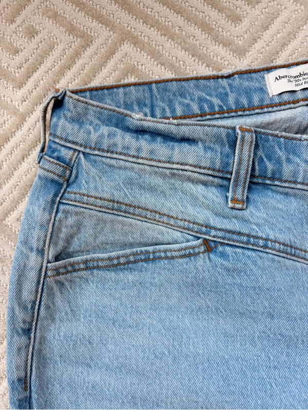 Abercrombie Curve Love Mid Rise 90s Straight Jean V Waist - Image 4