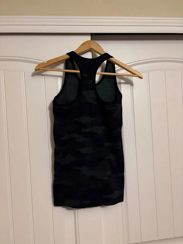 Athleta Move With Ease Tank Top XS Xtra Small Black Camo Nylon Blend Racerback - Image 2