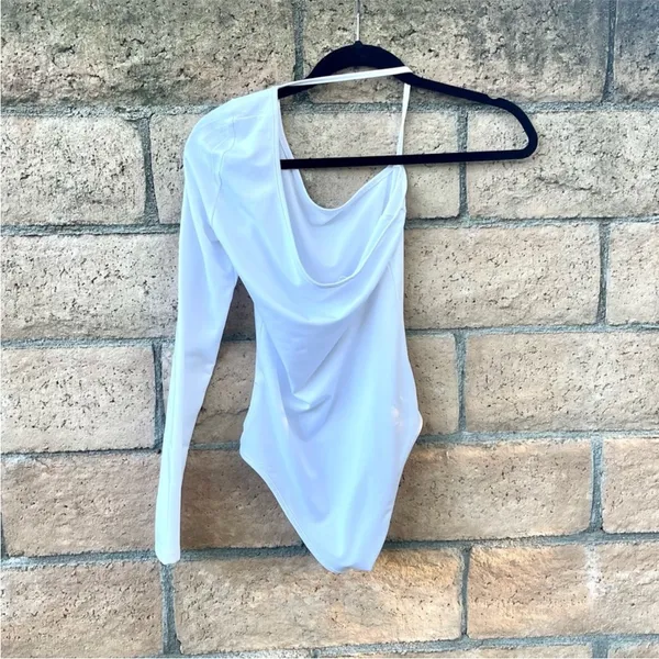 Superdown Revolve One Sleeve Long Sleeve White Bodysuit Size Small - Image 6