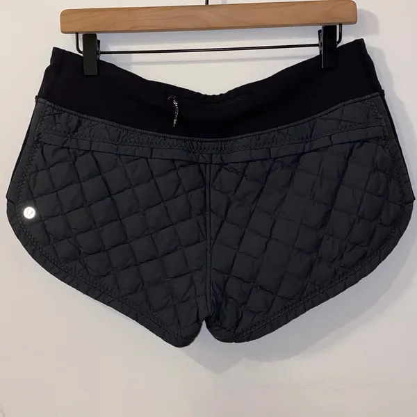 Lululemon Athletica Hot Cheeks Shorts 800 Fill Goose Down Size 8 - Image 4