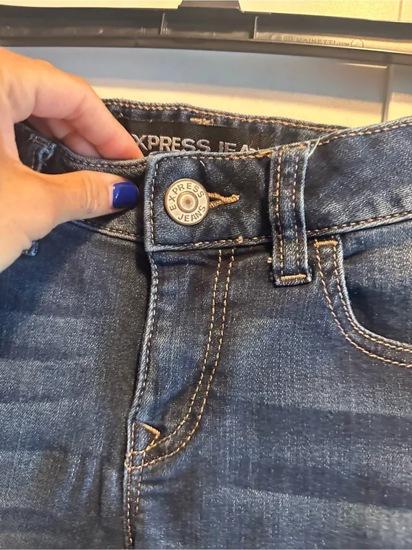 Express Shorts Relaxed Low-Rise Denim Shorts $60 MSRP - Image 3