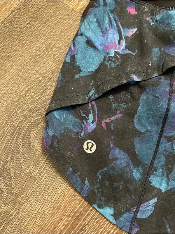 lululemon athletica Speed Up Short Black Waistband Floral-Print Athletic Size 2 - Image 4