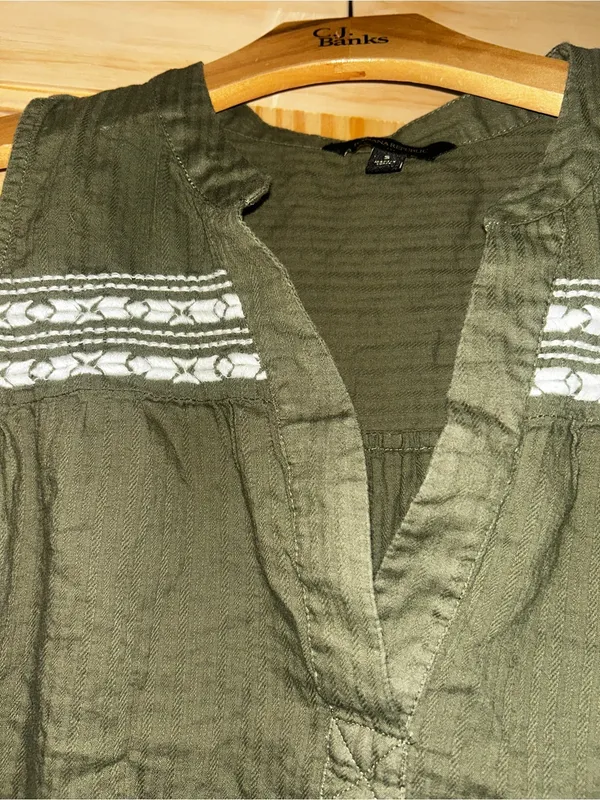 Banana Republic Sleeveless Olive Embroidered V-Neck Top - Image 2