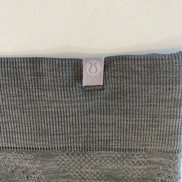 Lululemon Gray Long Sleeve Workout Top Shirt Size‎ 6 - Image 3