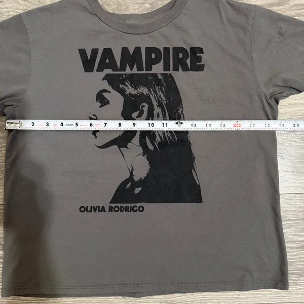 Olivia Rodrigo Vampire Graphic T-Shirt Size XL Gray Women GUTS Tour Merch - Image 3
