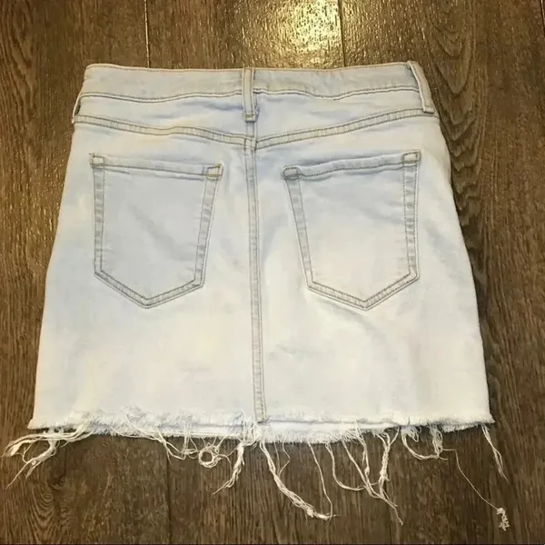 Forever21 Light Wash Raw Hem Denim Mini Skirt Size 25 v6x - Image 3