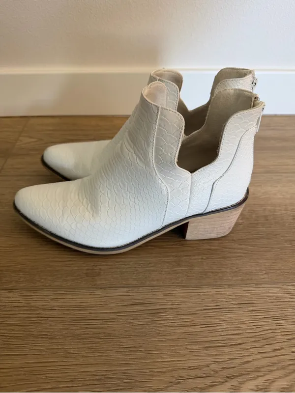 Natural Reflections Cream Textured Pointed Ankle Booties - Image 5