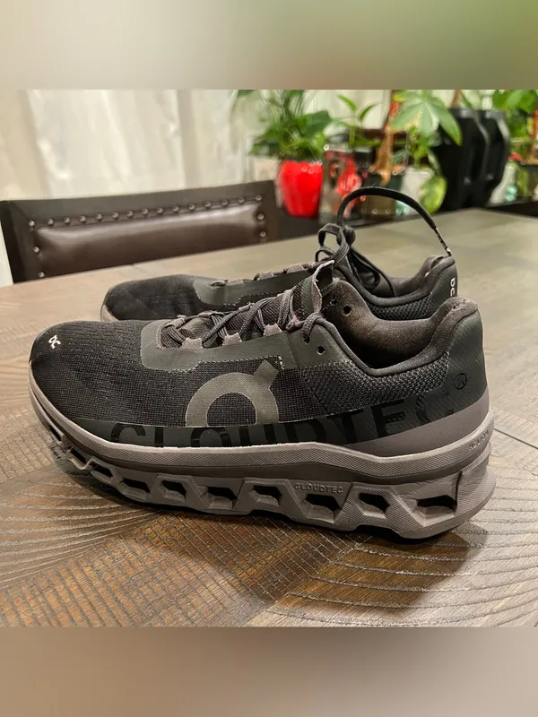 On cloud women running shoes in black 8.5 - Image 4