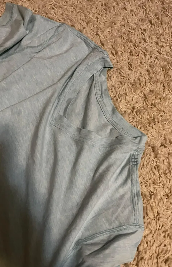 Lululemon heathered light blue v neck t shirt size medium - Image 4