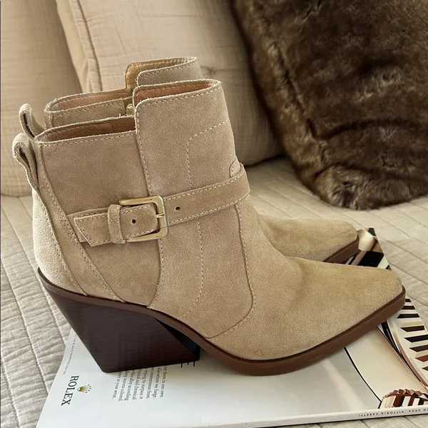 Antonio Melani peatrie light tan suede buckle western pointed heeled booties 8.5 - Image 3