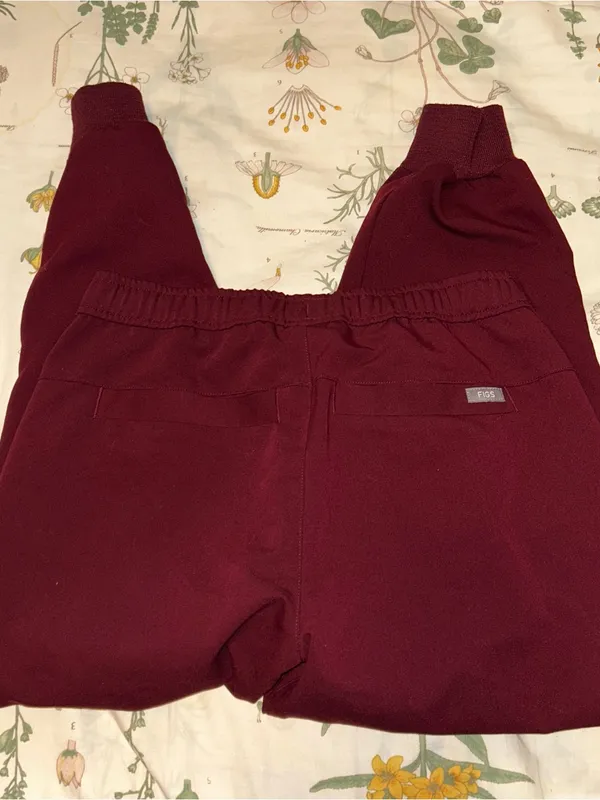Figs burgundy jogger scrub pants SHORT - Image 4