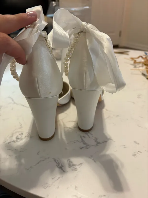 White pearl heels Size 8 - Image 3