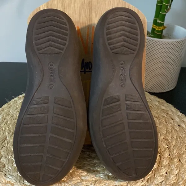 Crocs womens brown ballet flats size 5 - Image 5